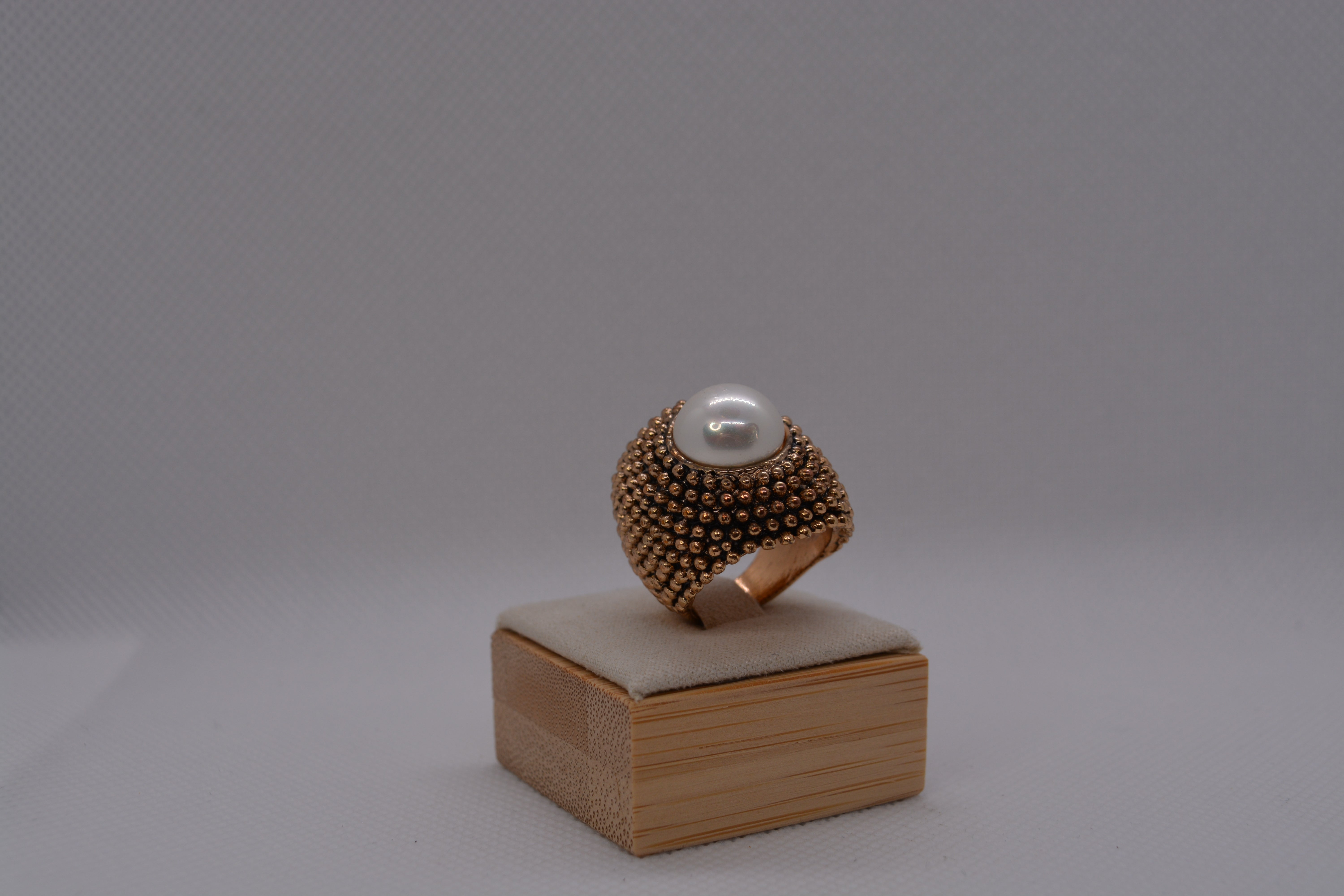 Anello dorato con perla bianca